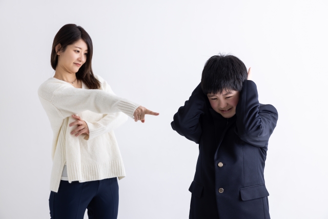 説教されている男の子
