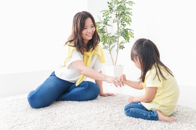 楽しそうにお母さんと遊ぶ子供