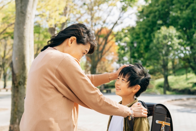 お母さんんいヨシヨシされている男の子