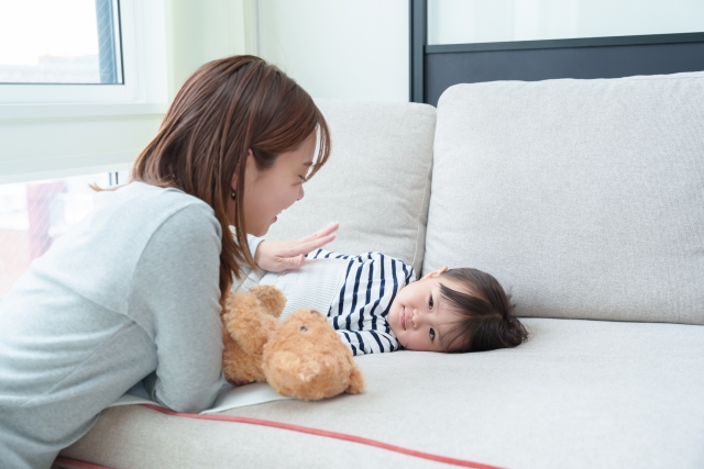 トントンされている子供