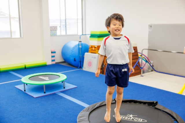 トランポリンをする男の子