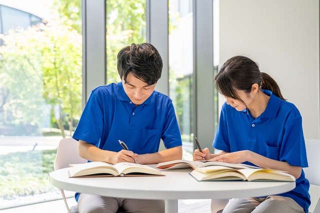 勉強をしている若もの