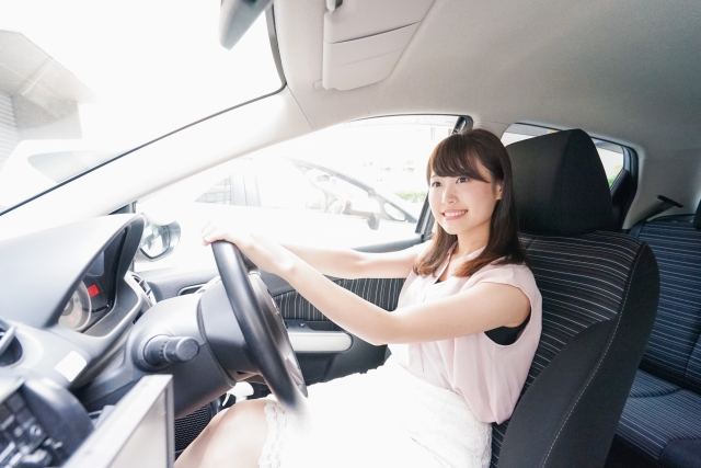 楽しそうに運転している女性