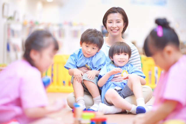 子供と遊んでいる先生