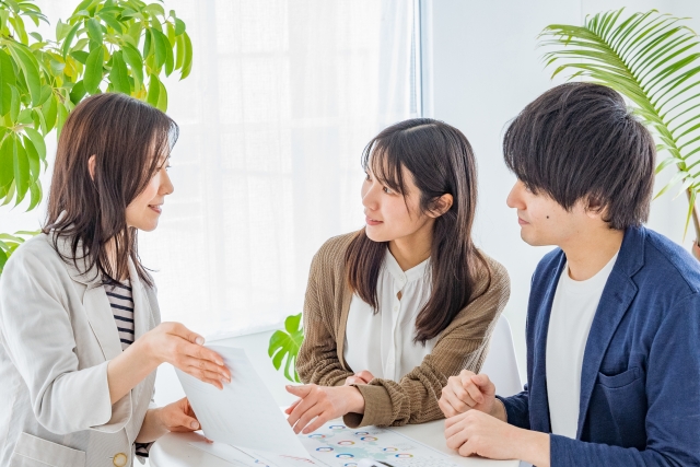 相談している親と先生
