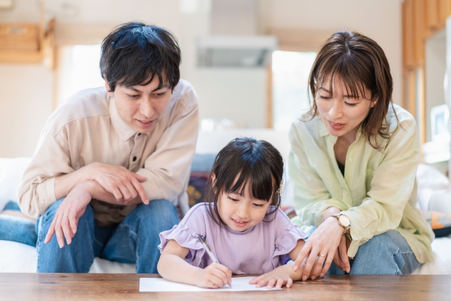 子供を見守っている親