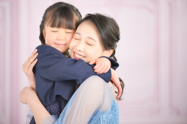 嬉しそうに抱きつく親子