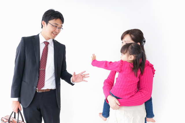 パパにバイバイする女の子