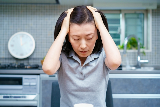 悩むお母さん