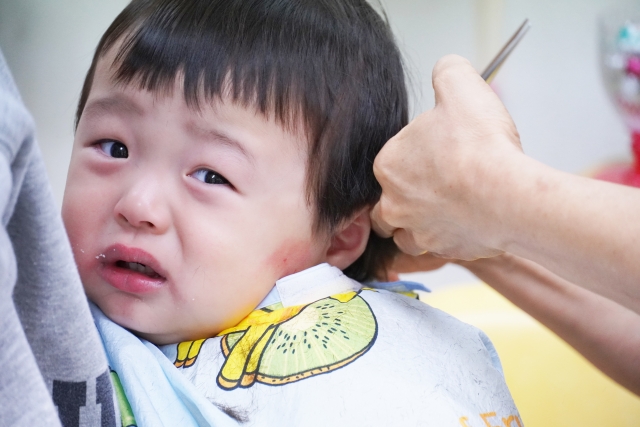 髪を切るのを嫌がっている男の子