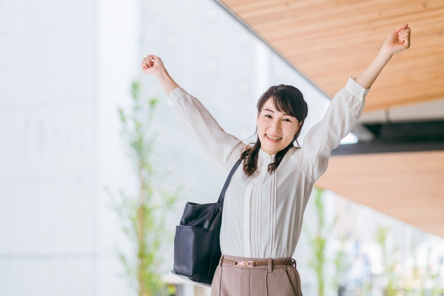 のびをする女性