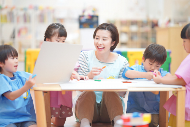 先生と遊ぶ子供達
