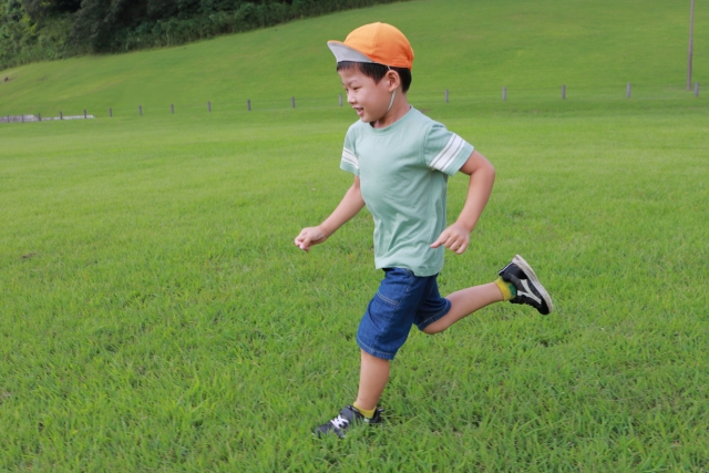 走っている男の子