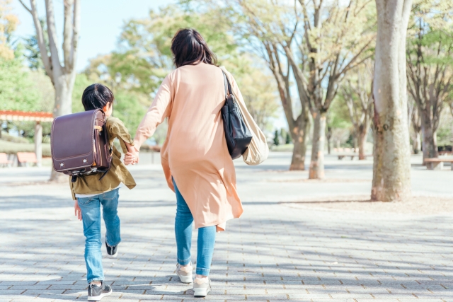 手を繋いでいる子供と母親