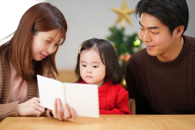 本を読んでいる家族