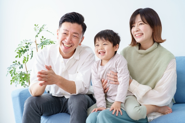 仲良しそうな家族3人