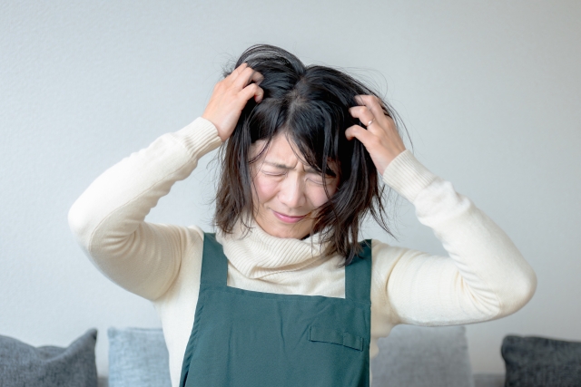悩むお母さん