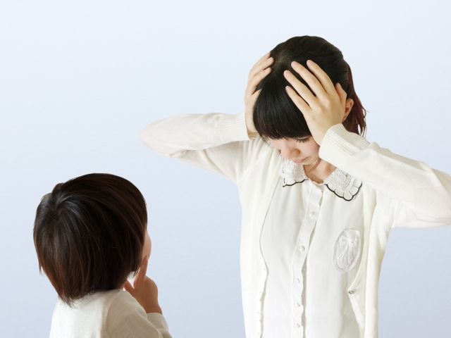 悩むお母さんを見つめる子供