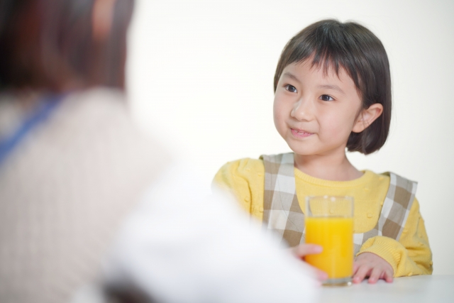 お母さんと楽しそうに会話する子供