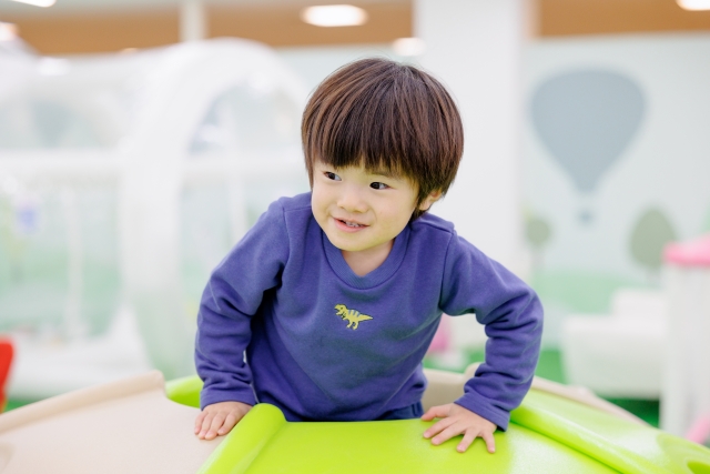 体操をしている男の子