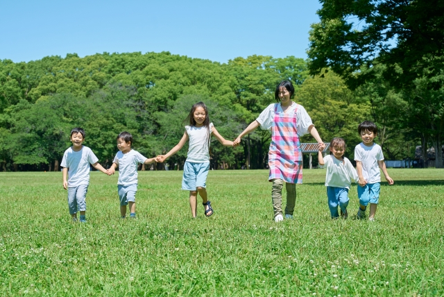 手を繋いでいる子供達と先生
