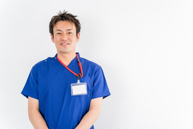 立っている男の人