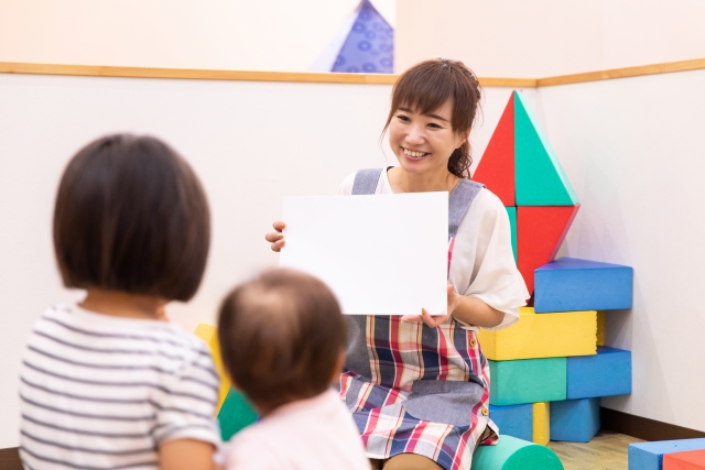 笑っている保母さんと子供たち