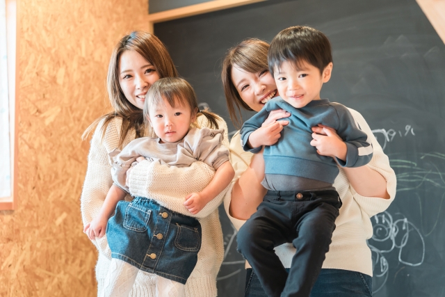 お母さんに抱っこされている子供