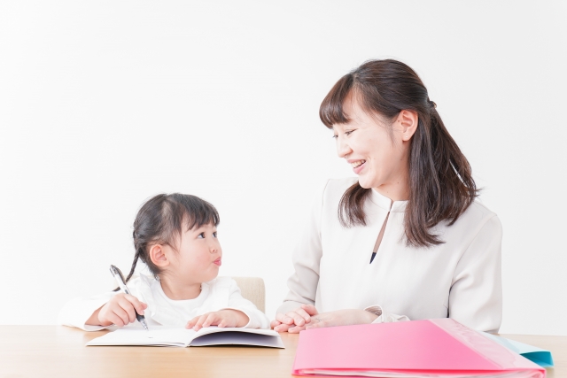 勉強している子供と大人