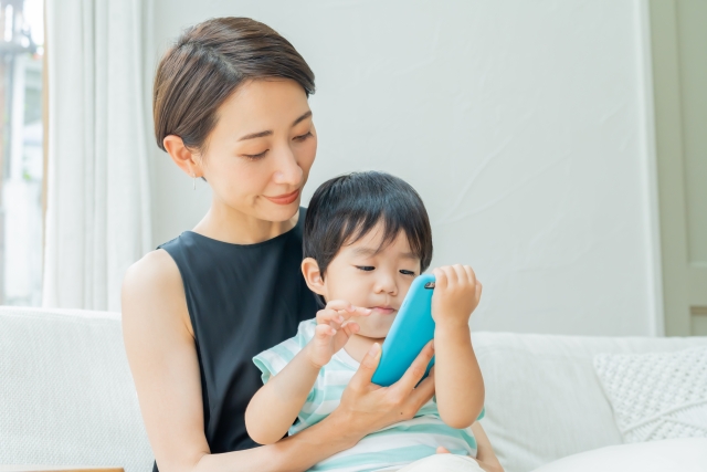 お母さんと遊んでいる男の子