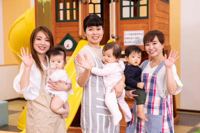 子供を抱く先生達