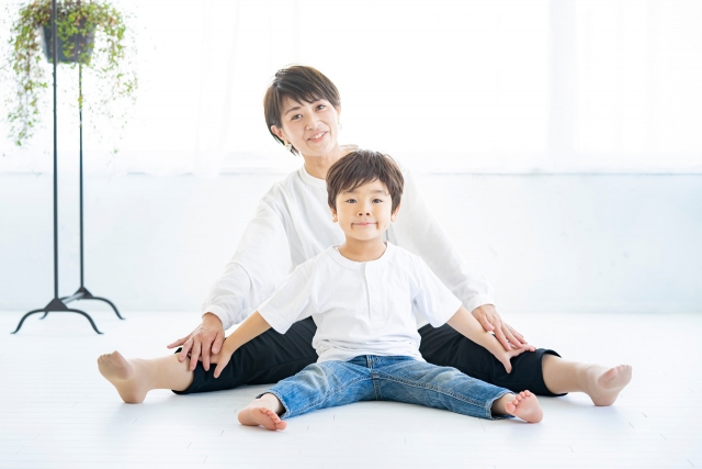お母さんとストレッチをする男の子