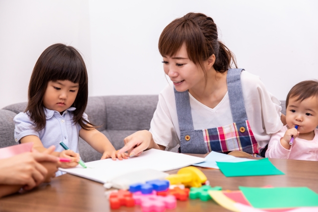 先生と遊ぶ子供