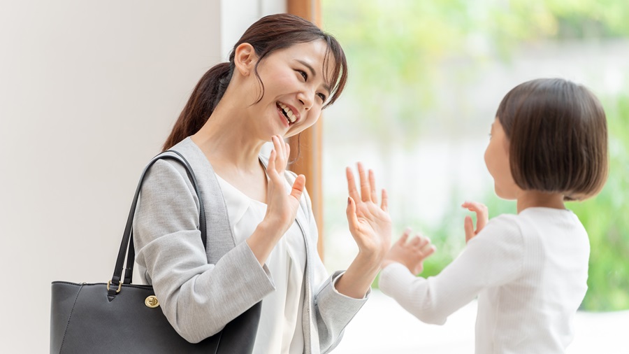 お母さんと遊ぶ女の子