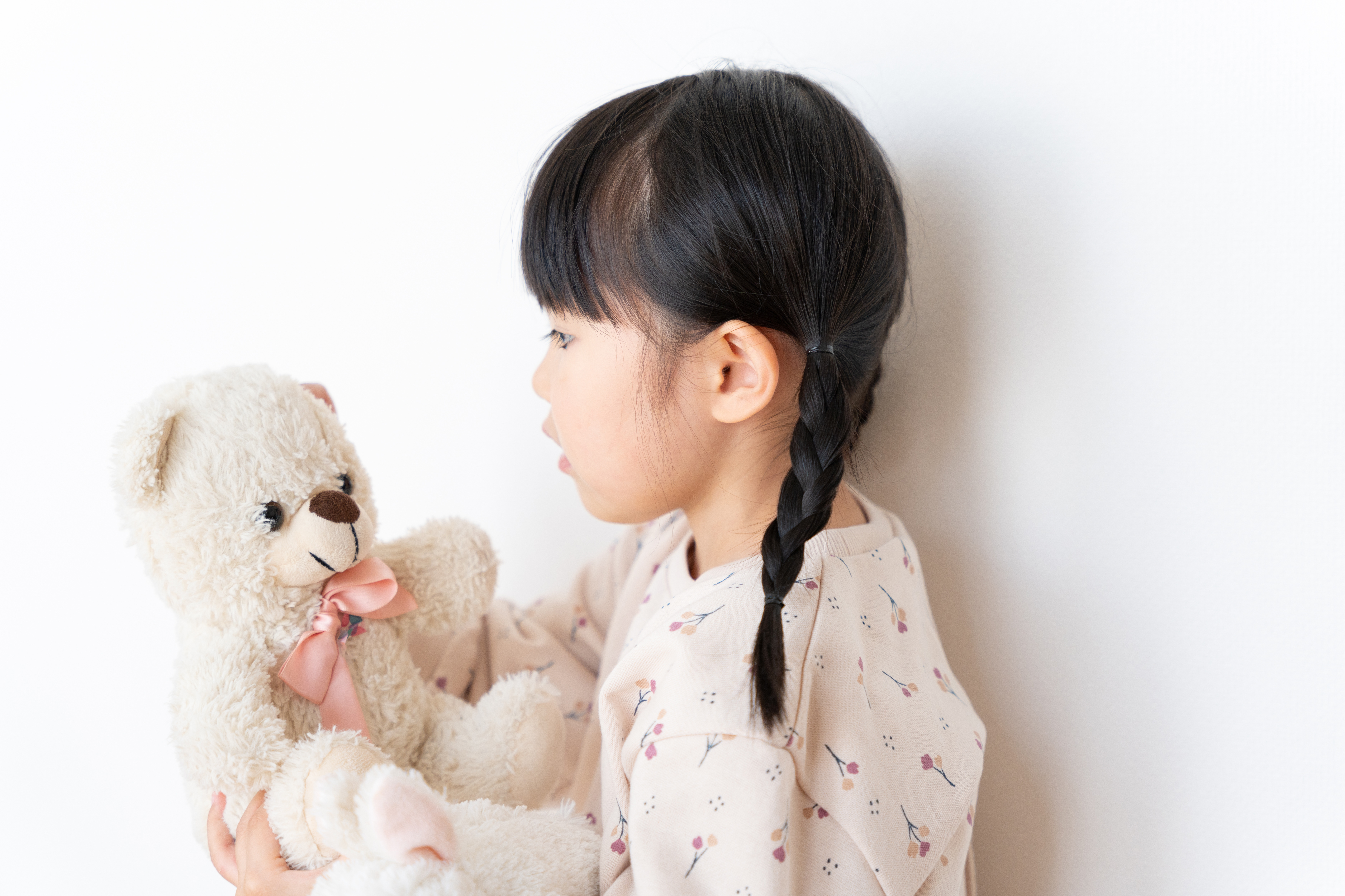 熊の人形に話しかけている女の子