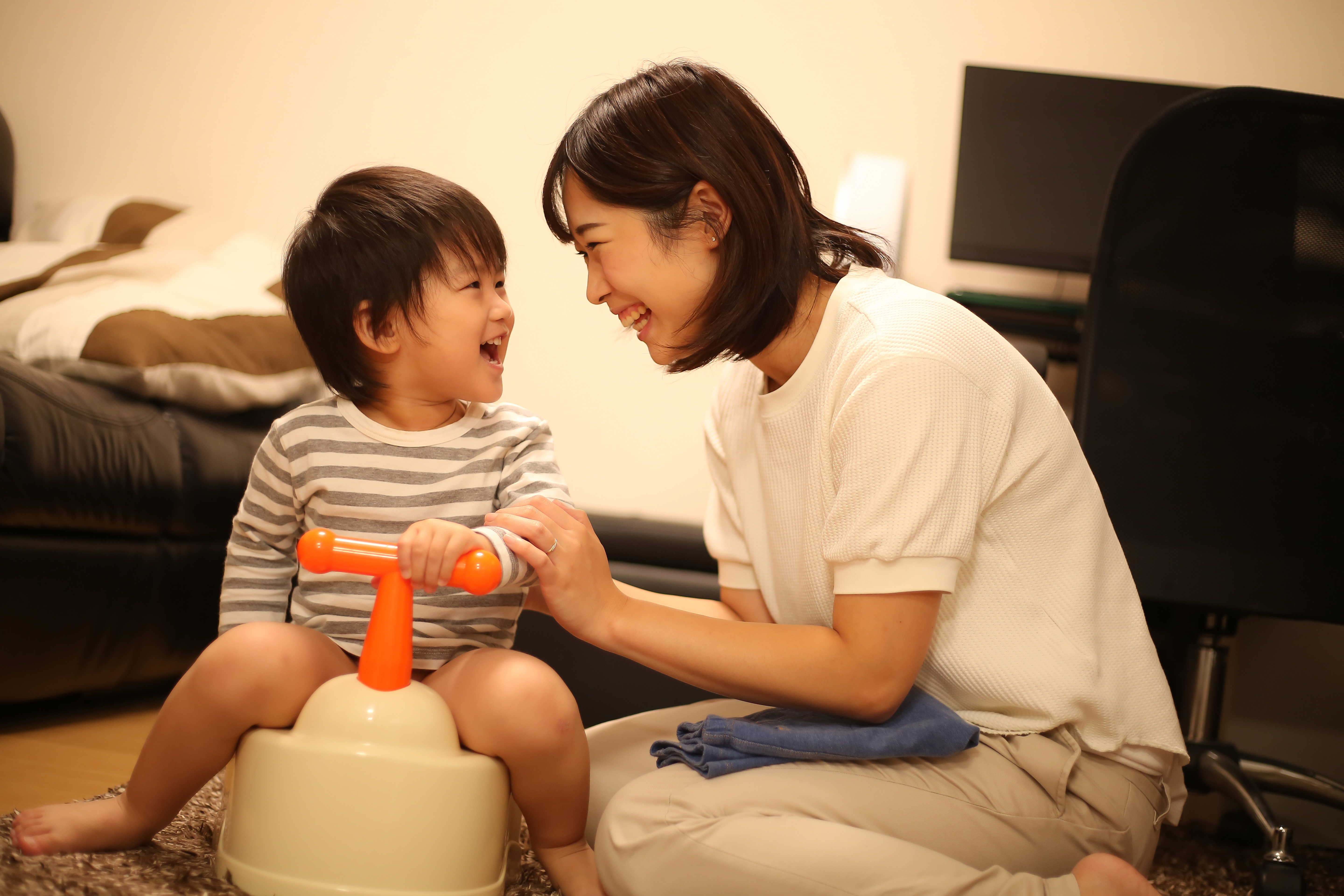 トイレの練習をしている子供を褒めている親