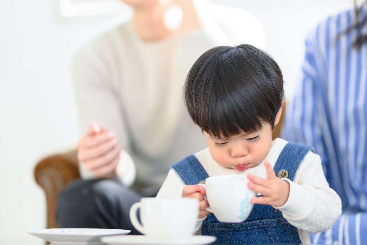 小さい男の子がコップを持っている様子。