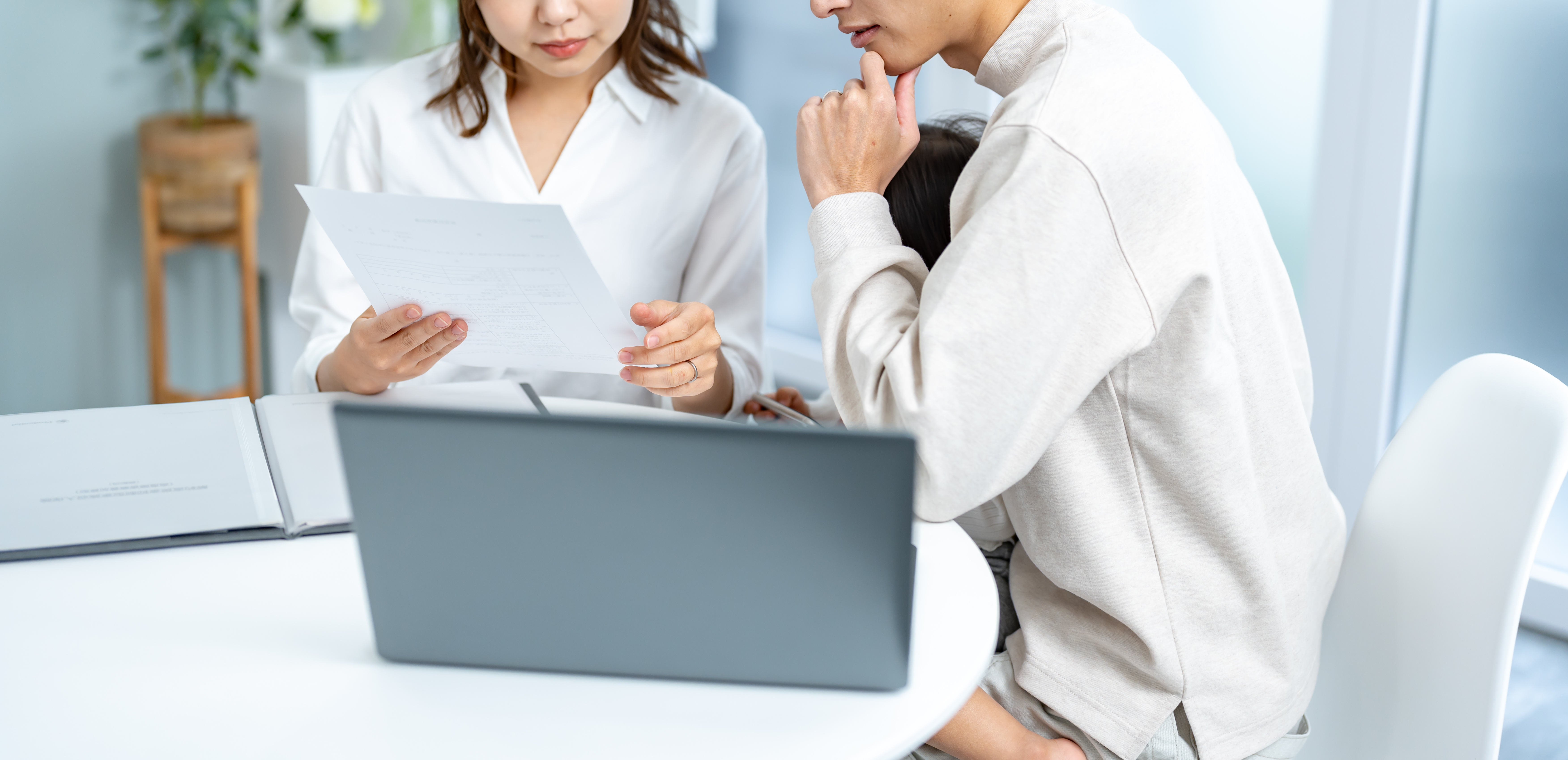 考えごとをしている両親