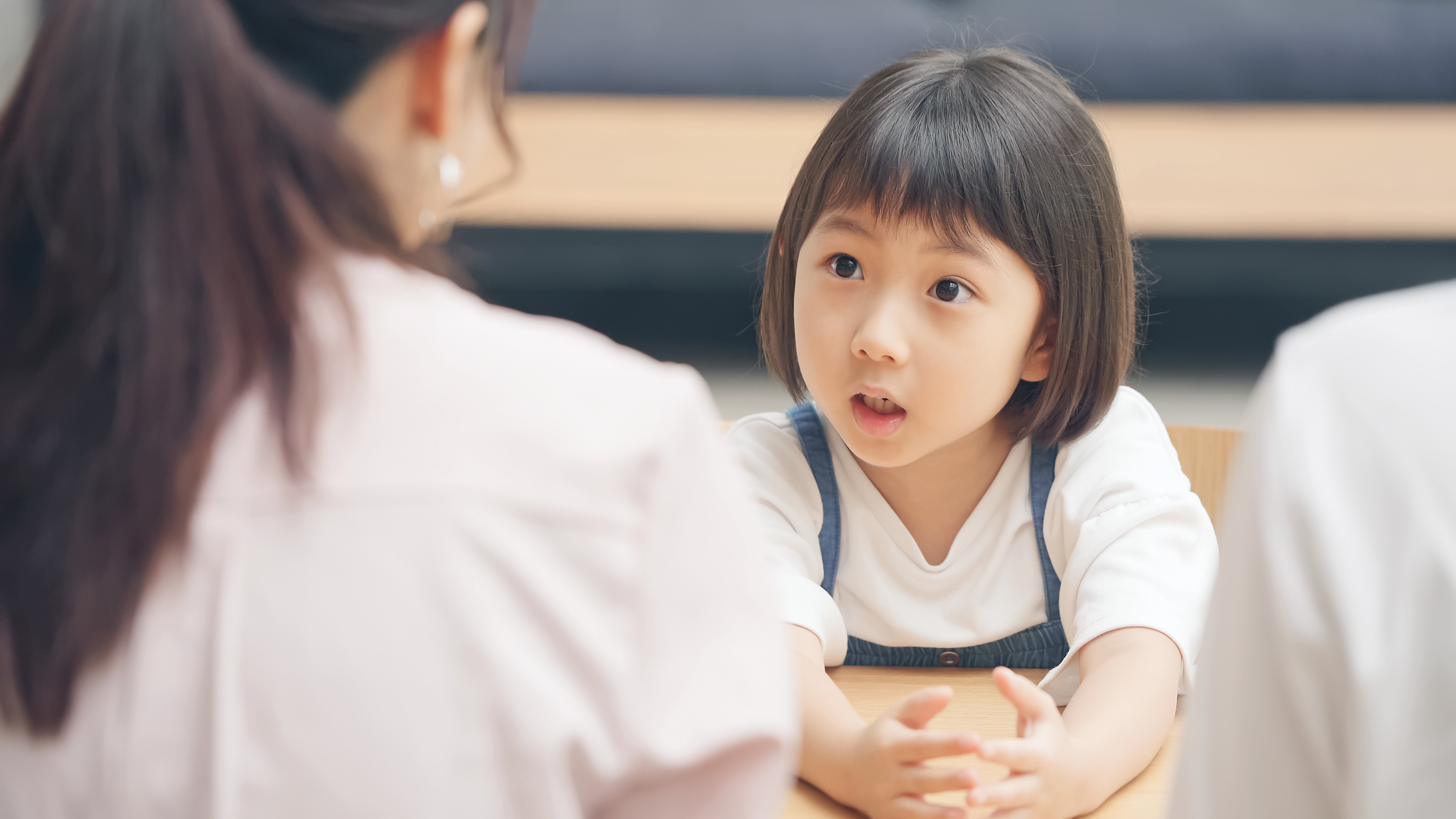 親と喋っている子供