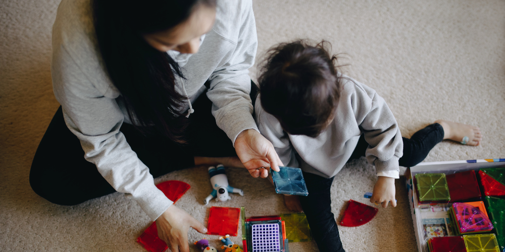 親と遊んでいる子供