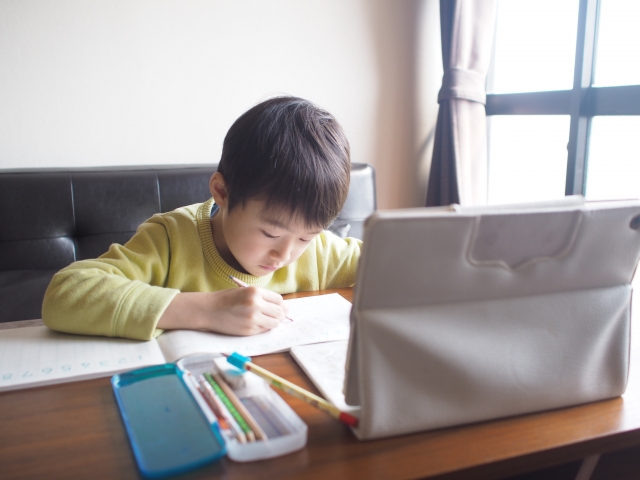 男の子が勉強している写真